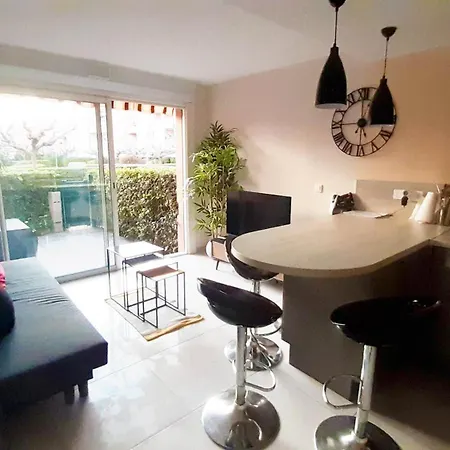 Nid Douillet F2, Clim, Jardin, Piscine, Parking, 200 M Apartment *